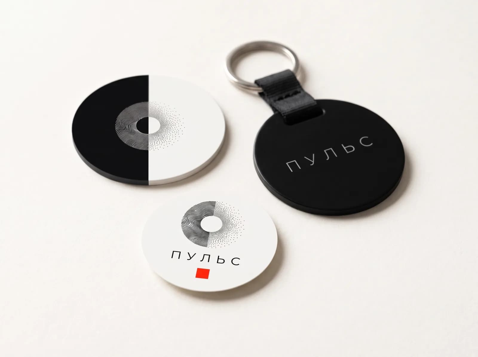 Премиальный NFC-стикер и две фишки: на кольце с ремешком и чёрно-белая